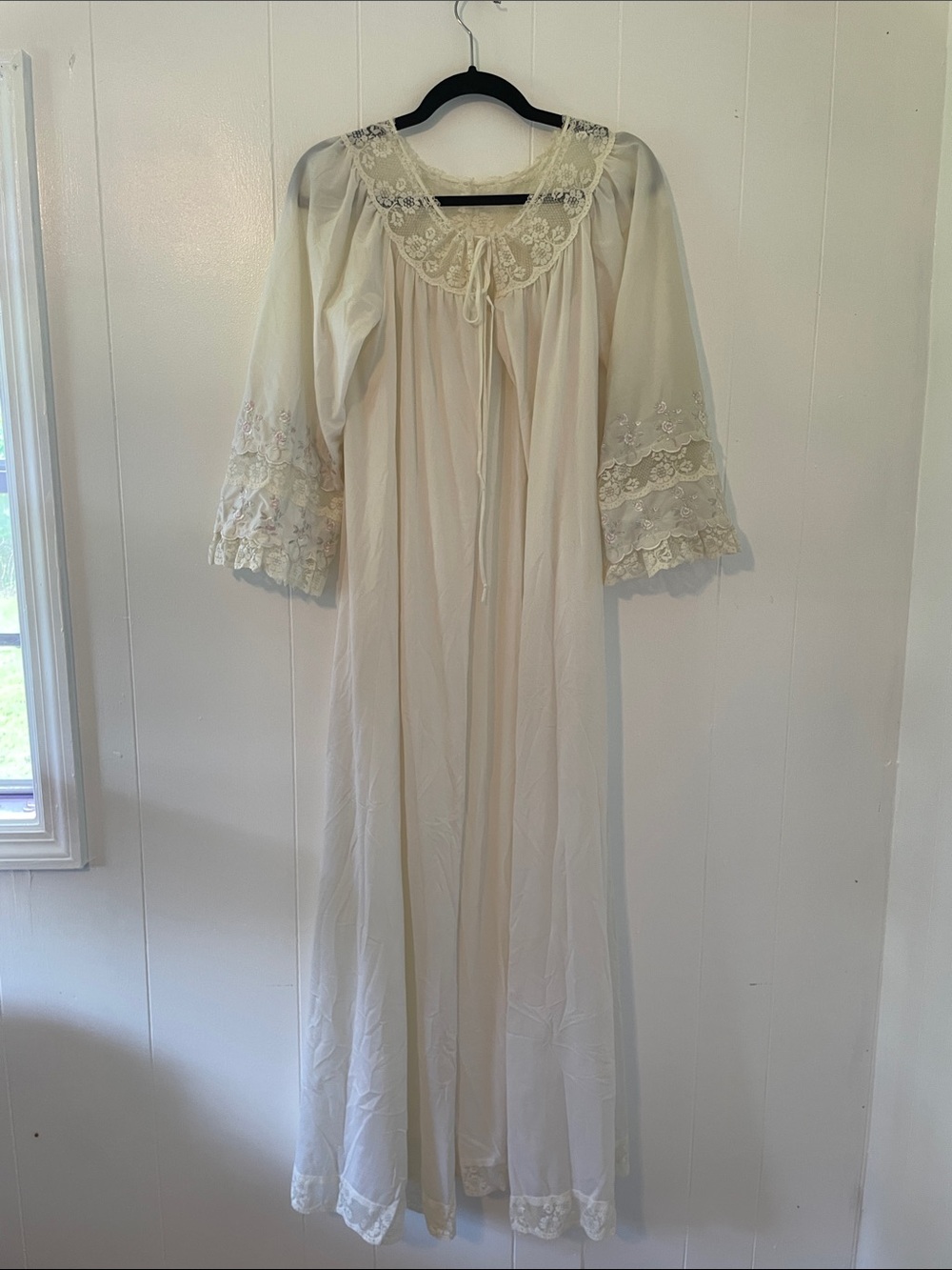 Vintage Women's Cream Lace-Trim Nightgown